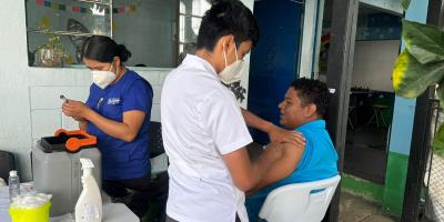 Jornada de vacunación protege a adolescentes y comunidad en Mixco