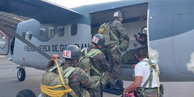 Ejército de Guatemala fortalece entrenamiento de paracaidismo militar.
