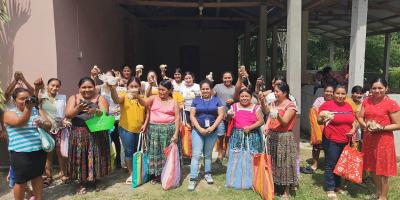 Entregan 300 aves mejoradas a mujeres productoras de Poptún