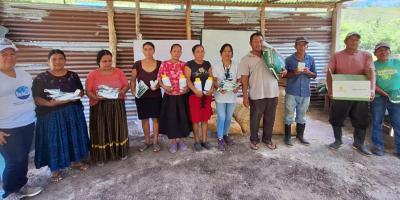 Entrega de insumos agrícolas fortalece producción de maíz en Petén