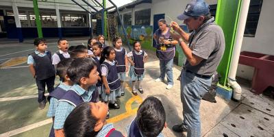 Niños aprenden y cuidan los alimentos por medio de los huertos escolares