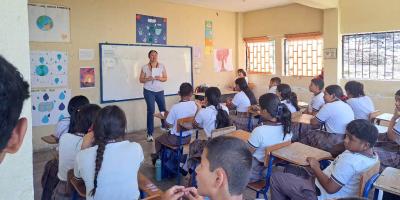 Jóvenes aprenden de alimentación saludable y huertos pedagógicos