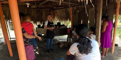 Madres de El Poxté II aprenden conceptos de alimentación saludable