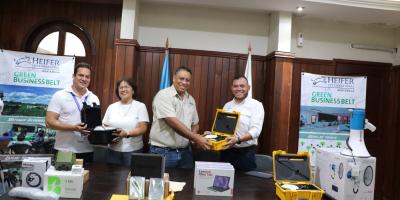 Donan equipo tecnológico que fortalece la ganadería sostenible en Petén