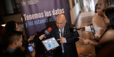 El Subsecretario de Inversión para el Desarrollo, Enrique Maldonado, explica a periodistas el contenido del Atlas de Proyectos de Inversión.