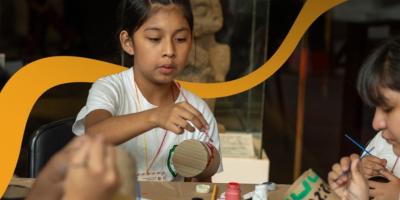 Niñas y niños exploran la cerámica prehispánica en taller del MUNAE. 