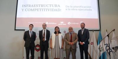 Panelistas en foro de la Cámara Guatemalteca de la Industria de la Construcción.