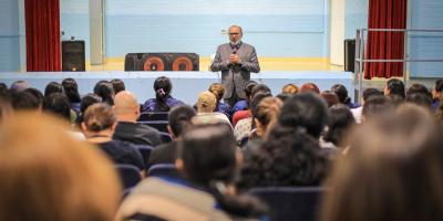 Con el objetivo de fortalecer las capacidades del personal que atiende a niñas, niños y adolescentes con discapacidad, la Secretaría de Bienestar Social (SBS) desarrolló una jornada de formación dirigida a colaboradores de los Centros de Educación Especial y del Centro de Capacitación Ocupacional (CCO), en las instalaciones del Centro de Educación Especial Álida España de Arana. Durante la jornada, el secretario de Bienestar Social, Marvin Rabanales, compartió una reflexión sobre la evolución de los derecho