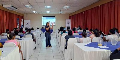 Productoras fortalecen su liderazgo y participación durante taller