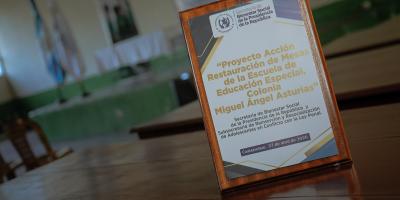 Adolescentes en reinserción renuevan mesas del comedor de la Escuela de Educación Especial en Coatepeque