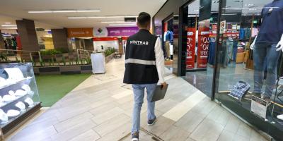 El Ministerio de Trabajo y Previsión Social, a través de la Inspección General de Trabajo, realizó diligencias de verificación en distintos establecimientos comerciales del municipio de Villa Nueva.
