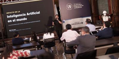 Ali Lemus, experto en inteligencia artificial, estuvo acompañado de una de sus creaciones tecnológicas: el humanoide Leonardo.