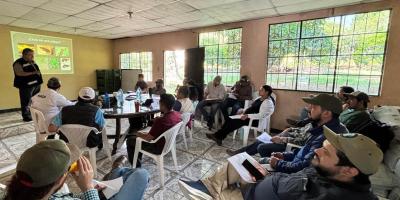 Capacitan a extensionistas en control de plagas y toma de muestras