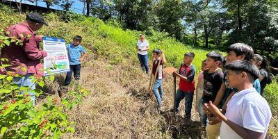 Capacitan a jóvenes de Coatepeque en conservación ambiental y siembra de huertos