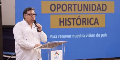 El titular de SEGEPLAN, Carlos Mendoza, informa a la prensa sobre el proceso de actualización del Plan K'atun