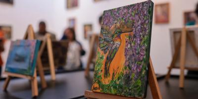 MUGA presenta propuesta cultural doble con litografías y acrílicos