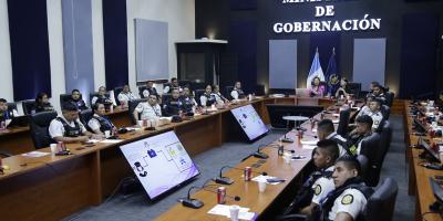 Personal de distintas comisarías y unidades de la Policía Nacional Civil (PNC) participó en una jornada de capacitación orientada a fortalecer la atención y la búsqueda inmediata de mujeres desaparecidas, conforme a los mecanismos establecidos por la ley. La actividad se realizó en el Salón Mayor del Ministerio de Gobernación (Mingob) y fue organizada por la Unidad de Género de esta cartera.  Durante la capacitación se abordó el funcionamiento de la Alerta Isabel-Claudina y el Protocolo de Actuación Policia