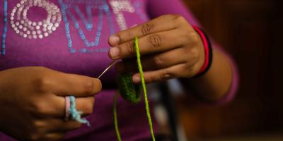 Con lana y gran habilidad, adolescentes tejen sus sueños