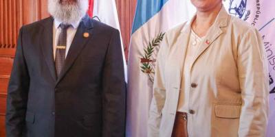 El ministro Luis Méndez Salinas recibió la visita de la embajadora de Chile en Guatemala