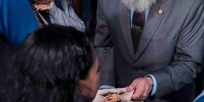 Entrega oficial de 300 ejemplares de la obra del poeta chiquimulteco Ismael Cerna