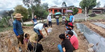 Aprender cultivando: estudiantes de Quiché fortalecen su alimentación con un huerto escolar