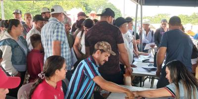 Familias de Agua Blanca reciben raciones de alimentos