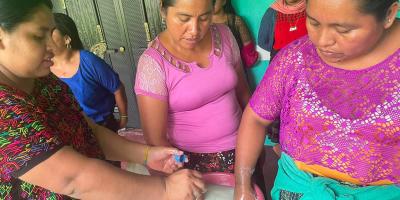 Mujeres de La Libertad aprenden a elaborar champú natural