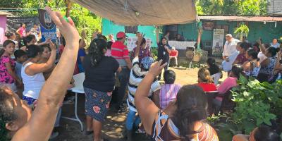 Pequeños agricultores aprenden de producción y comercialización de alimentos