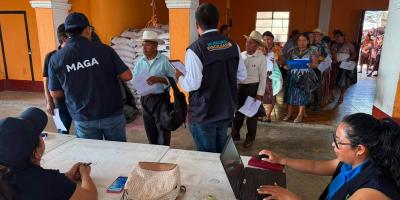 Agricultores reciben insumos para fortalecer la producción de alimentos en sus hogares