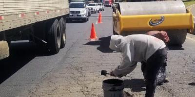 Caminos atiende emergencia vial en el Libramiento de Chimaltenango y restablece paso seguro