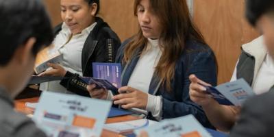 Jóvenes inician su primera experiencia laboral.