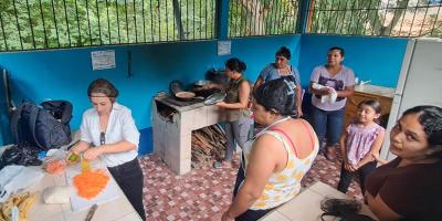 Capacitan a madres en el procesamiento saludable de la zanahoria y la piña