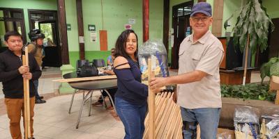 Entrega de insumos a centros educativos de Guatemala Norte fortalece los huertos escolares