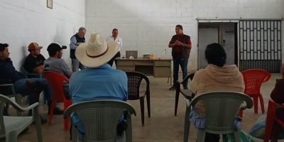 Entregan insumos ecológicos para el control de la mosca de la fruta
