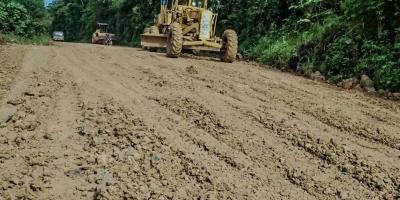 Mejoran camino para beneficio de más de 239 mil personas en la Zona Reina