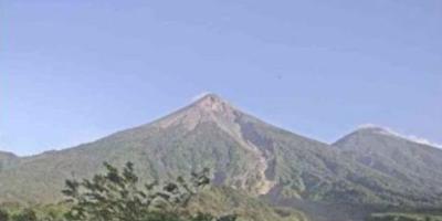 Volcán de Fuego mantiene actividad y material volcánico desciende por sus laderas
