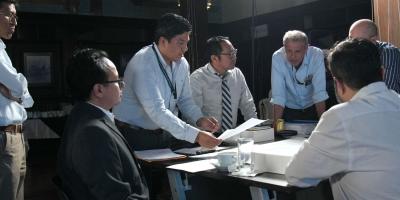 integrantes de la Comunidad de Prospectiva de SEGEPLAN, analizan escenarios de futuro.