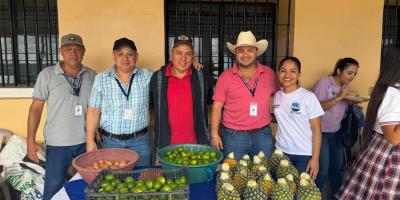 Familias de San Diego acceden a productos frescos en la Feria del Agricultor