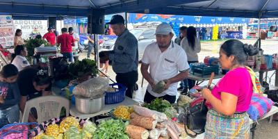 Familias de San Luis encuentran productos del campo a precios de feria