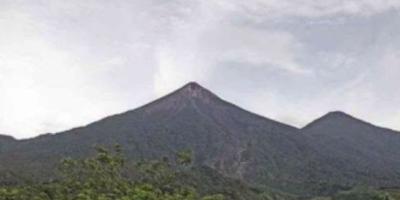 Columnas de ceniza descienden por las barrancas del Volcán de Fuego