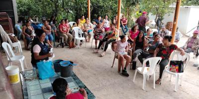 Integrantes de CADER elaboran productos artesanales para emprendimientos