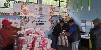 Más de mil familias reciben alimentos por su aporte al desarrollo comunitario