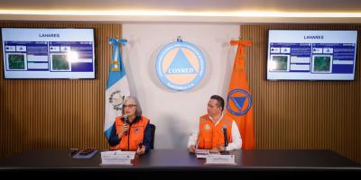 Secretaria de Conred, Claudinne Ogaldes, y el director del Insivmeh, Edwin Rojas