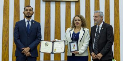 Hemeroteca Nacional recibe la Medalla Arquitecto Guido Albani por su aporte a la preservación de la memoria documental de Guatemala. 