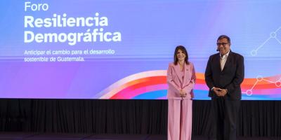 Paula Narváez, directora regional de UNFPA para América Latina, junto a Carlos Mendoza, secretario de Planificación. 