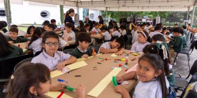 Estudiantes fortalecen su conocimiento con taller de recreación de tocados mayas. 