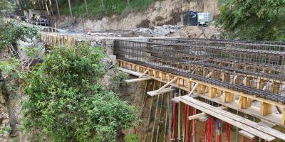Supervisan uso de materiales para puente de doble vía en Tecpán 