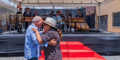 Marimba del Centro Cultural de Escuintla exalta las teclas morenas en la Avenida Elena por los 45 años del Teatro de Bellas Artes. 
