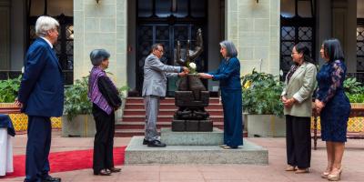 Pedro Castro López recibe la distinción del Cambio de la Rosa de la Paz. 