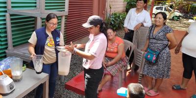 Mujeres aprende a elaborar bebida de ajonjolí para fortalecer la alimentación familiar